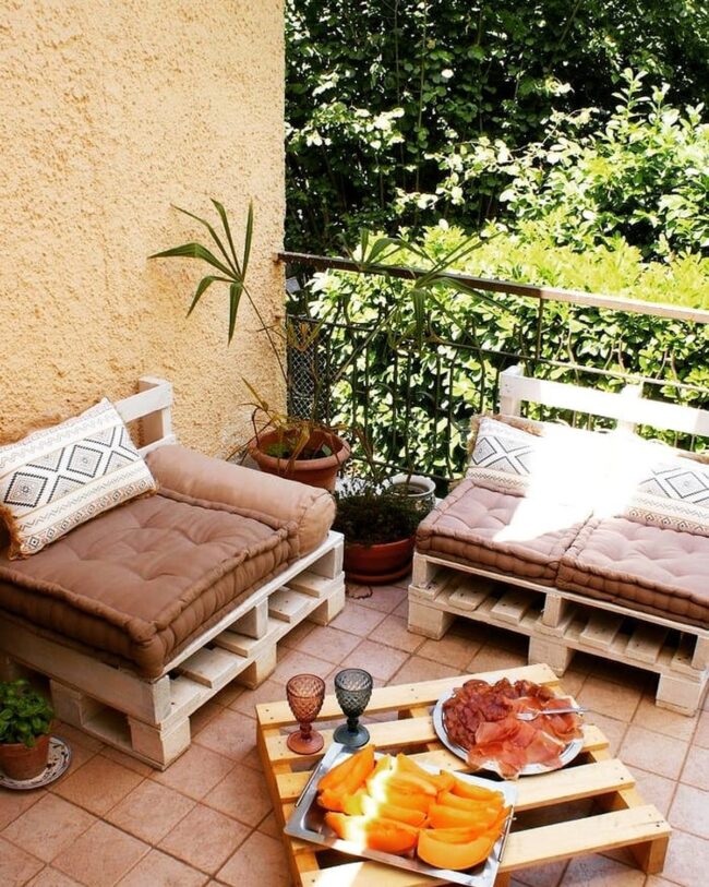 Mediterranean-Style Outdoor Seating