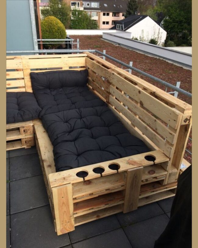 Inviting Pallet Daybed for Relaxation