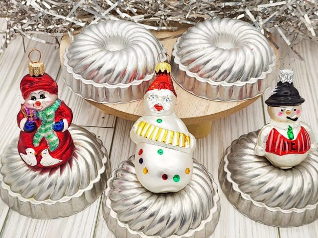 Playful Snowmen for a Vintage Christmas Look