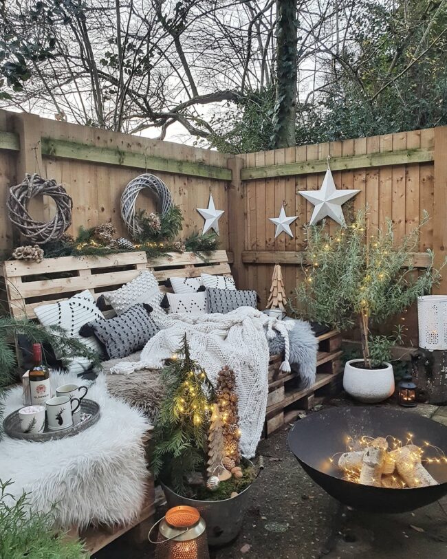 Winter-Inspired Outdoor Lounge