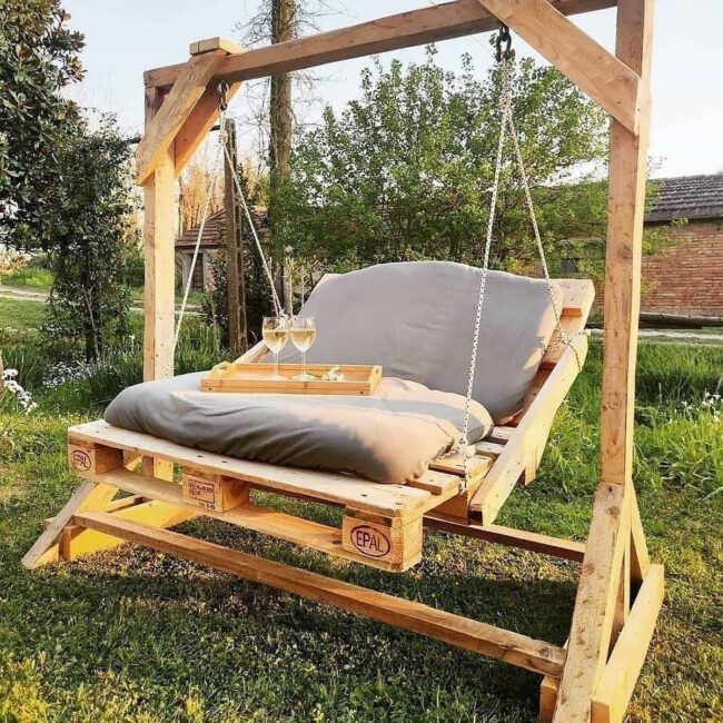 Swinging Pallet Daybed for Leisure