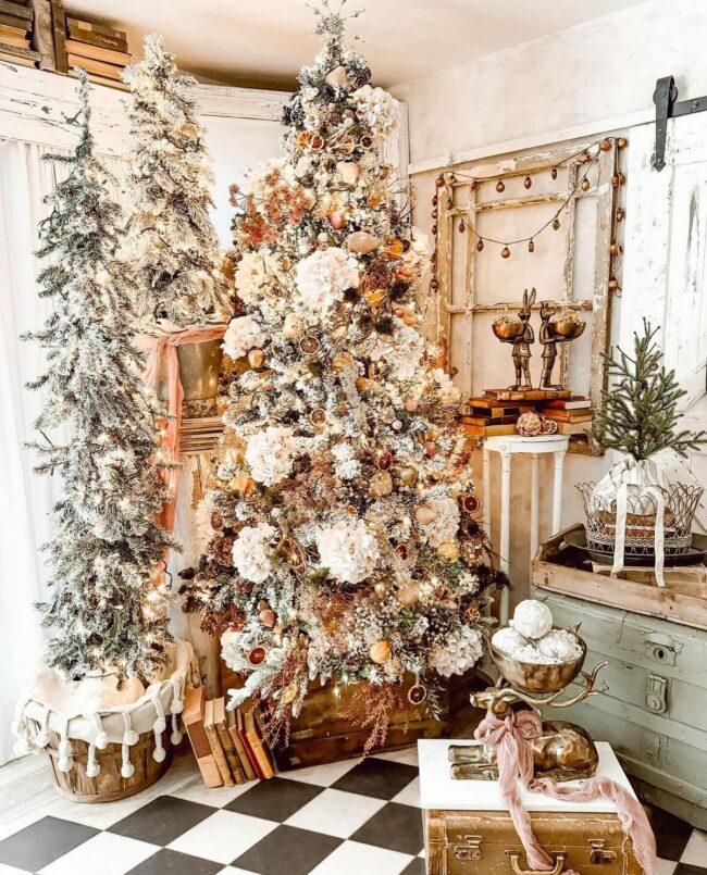 A Vintage-Inspired Tree Corner with Classic Touches